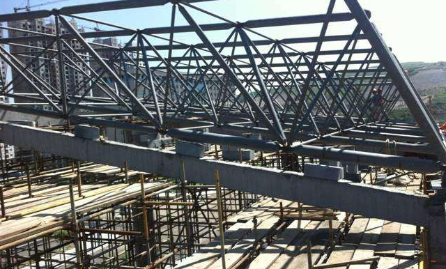 铁岭简述网架公司的黑色压型钢板的吊装步履